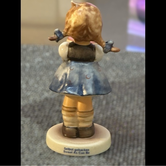 Goebel Hummel Figurine “Sweet As Can Be” #561 – TMK-6, 1986, Made in Germany - Picture 3 of 15